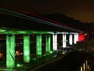 Il ponte di genova illuminato con il tricolore