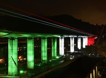 Il ponte di genova illuminato con il tricolore